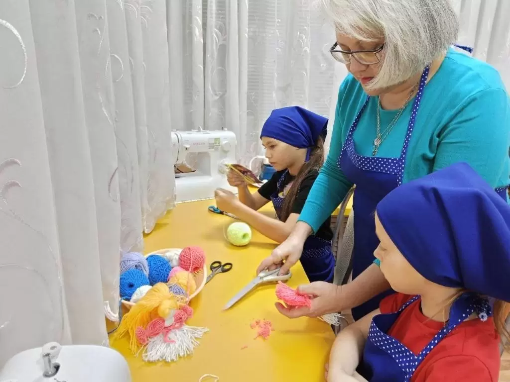 Мастер – класс «Кукла - подвеска из ниток»