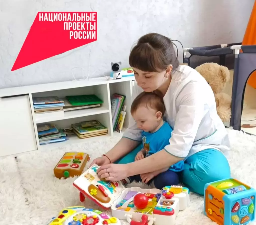 В Курской области реализуется новая мера поддержки для семей с детьми - услуга "Социальная няня"