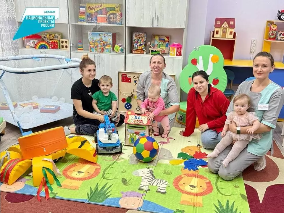 Опытные специалисты в безопасной и комфортной среде проводят с детьми работу по их социализации и адаптации к детскому коллективу